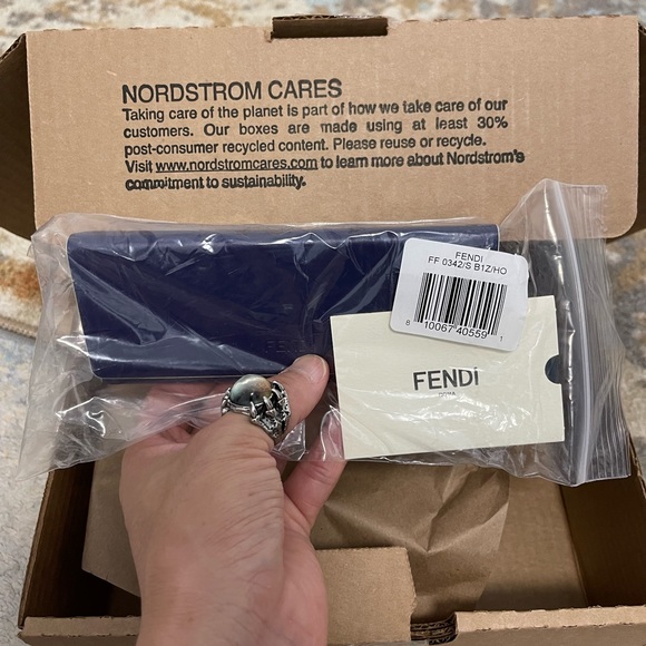 NIB Women’s One Size (51mm) Fendi Cat Eye Frame Sunglasses 100% UV Protection - Picture 8 of 15